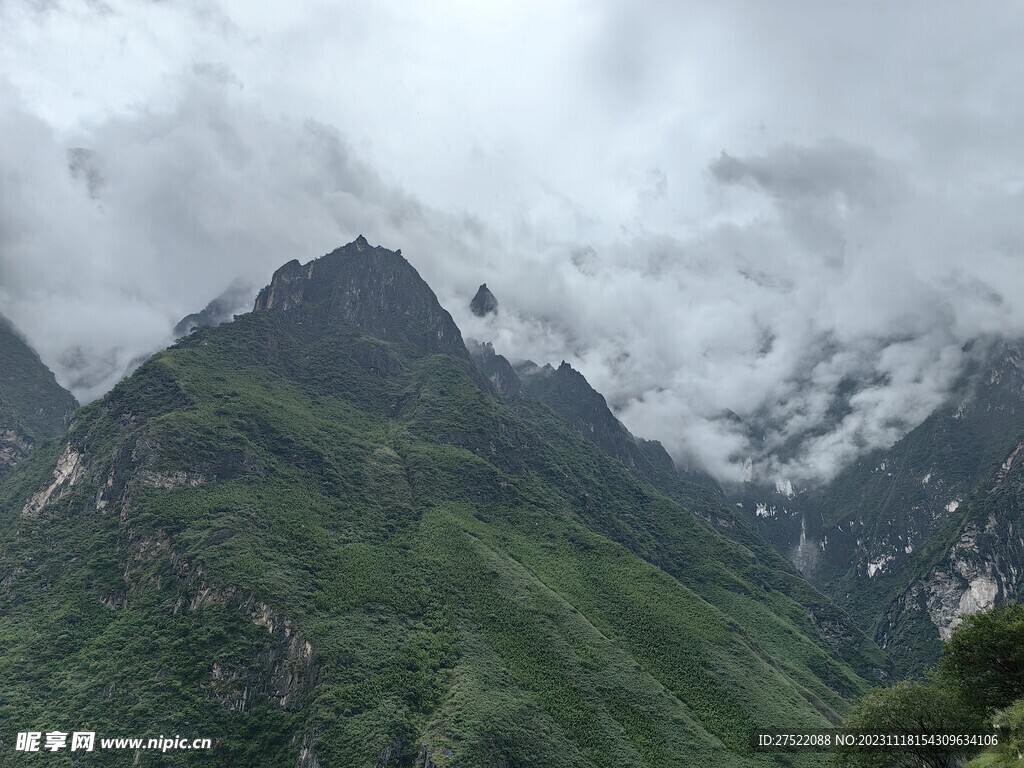 玉龙雪山背后（虎跳峡拍）