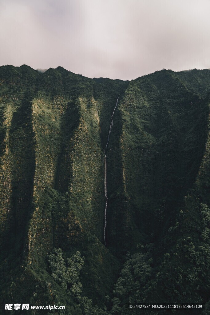 峭壁上的溪流