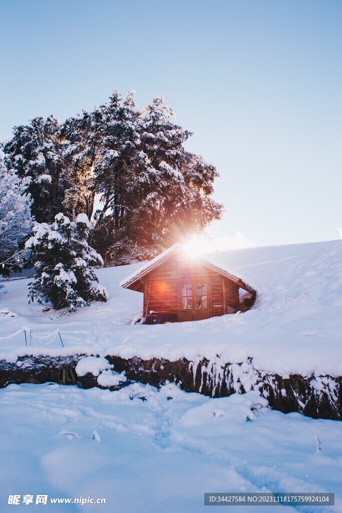 雪中木屋和冬日太阳