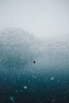 雪天中的湖景