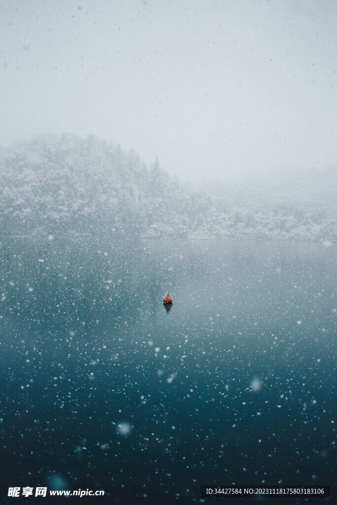 雪天中的湖景