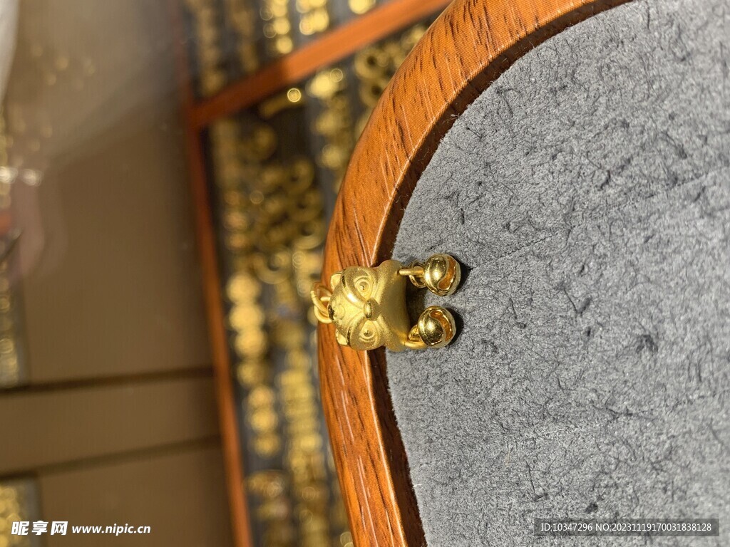黄金吊坠 