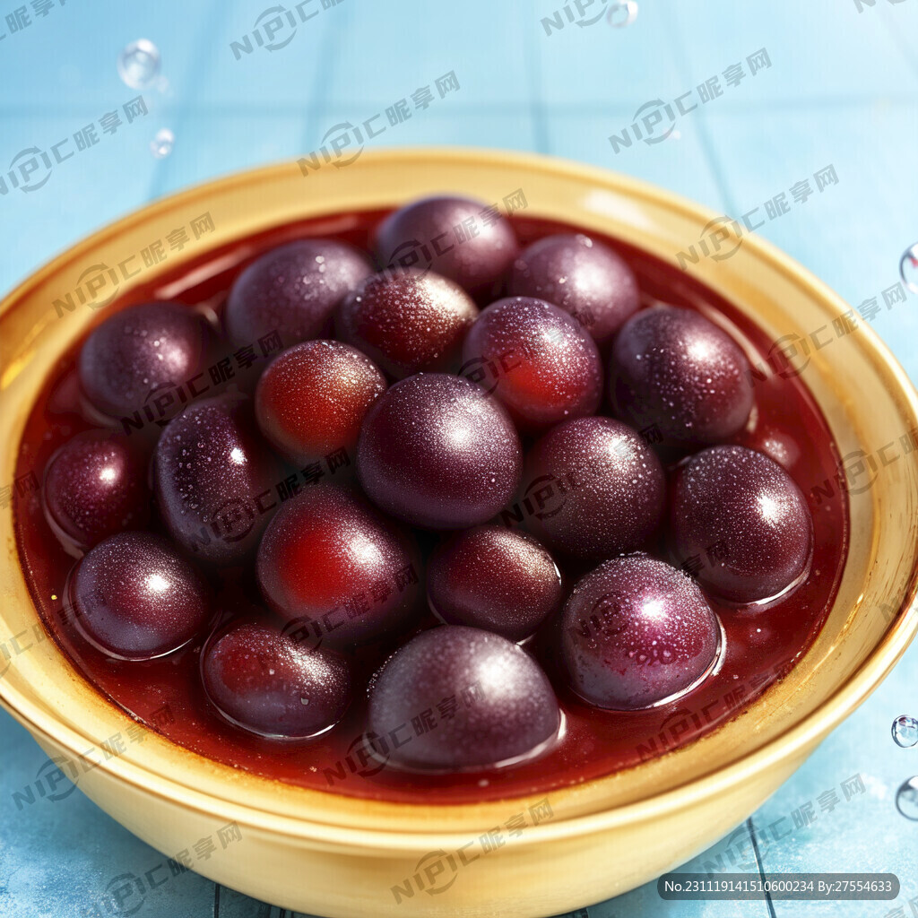 表面附着水滴的新鲜西梅