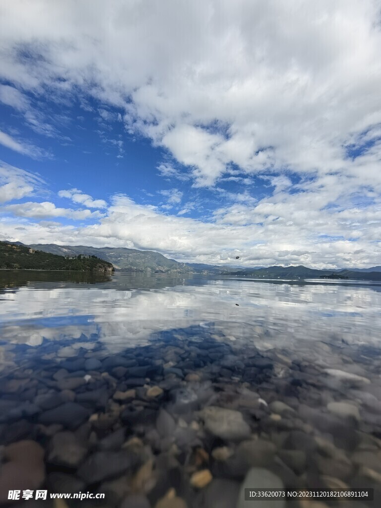 泸沽湖 蓝天白云