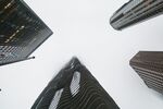 仰拍高楼大厦