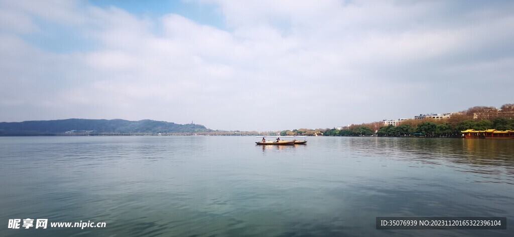 秋天的杭州西湖湖面