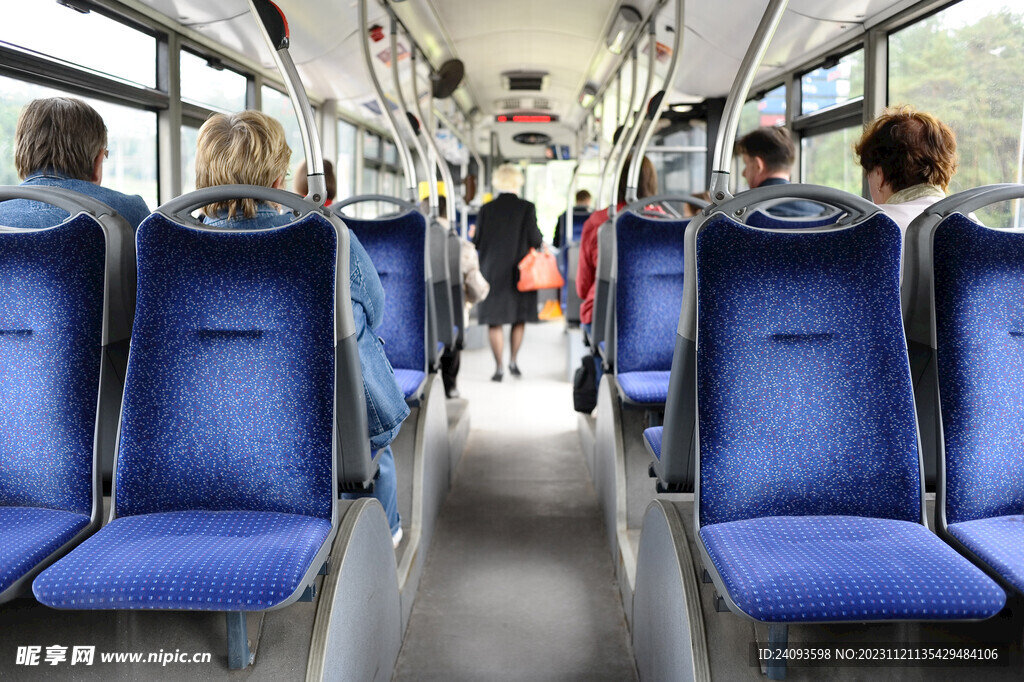 公交车内部的座椅与乘客们