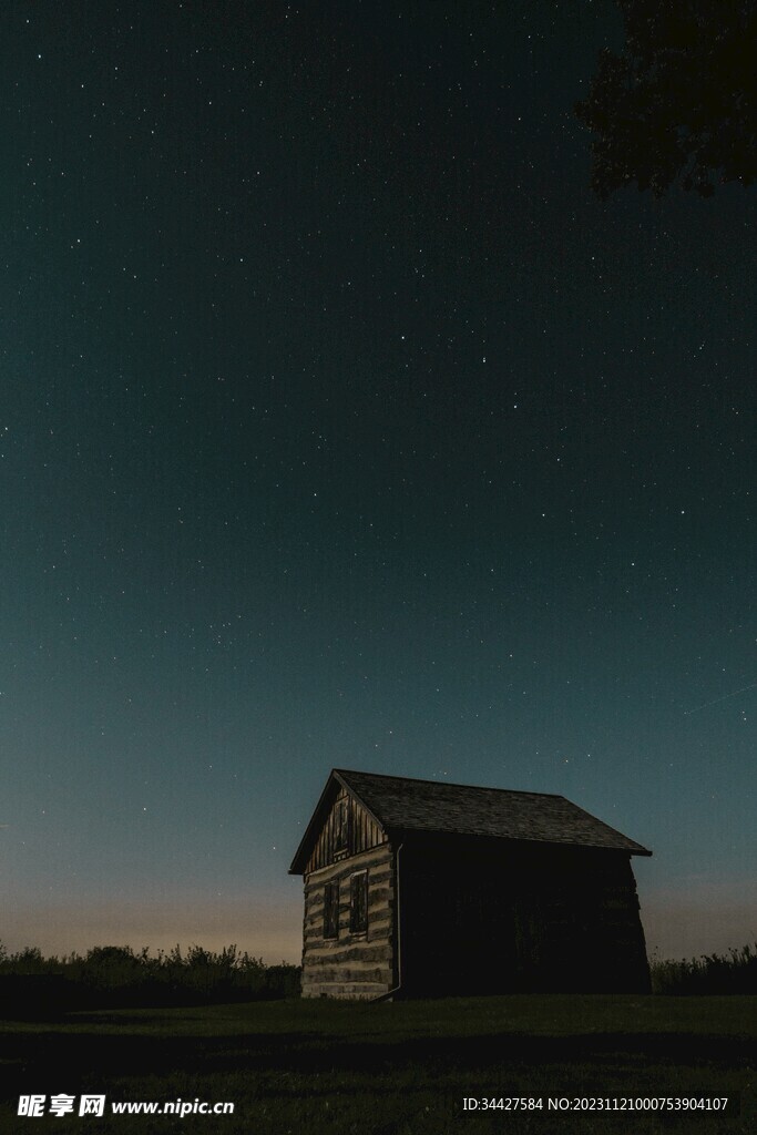 星空下的木屋