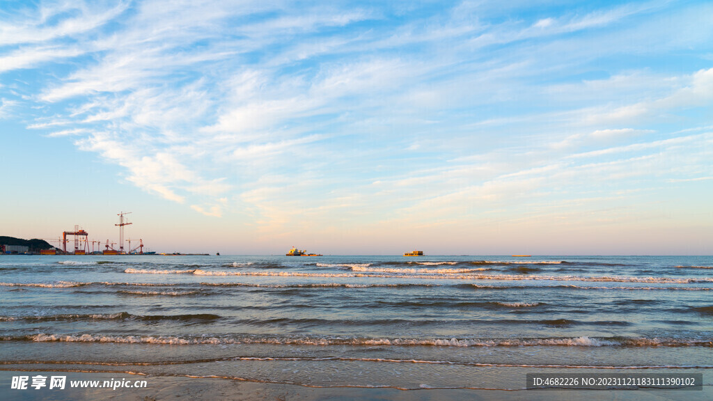 山东威海东浦湾大海沙滩海浪夕阳