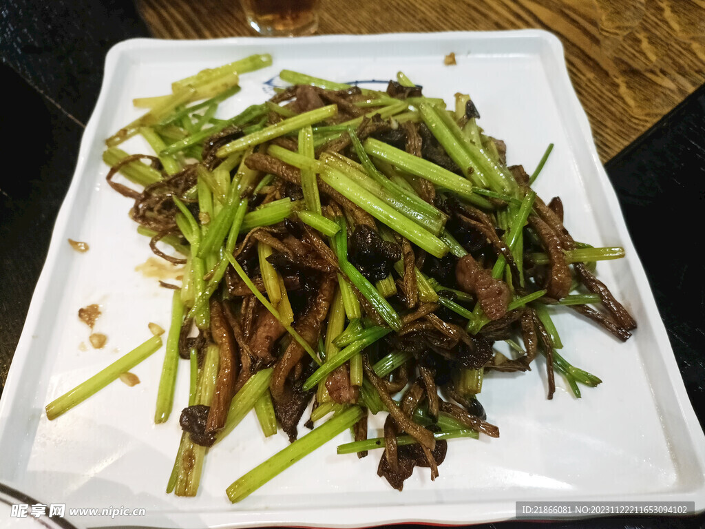 茶树菇炒香芹