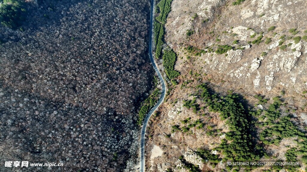 航拍山间的公路