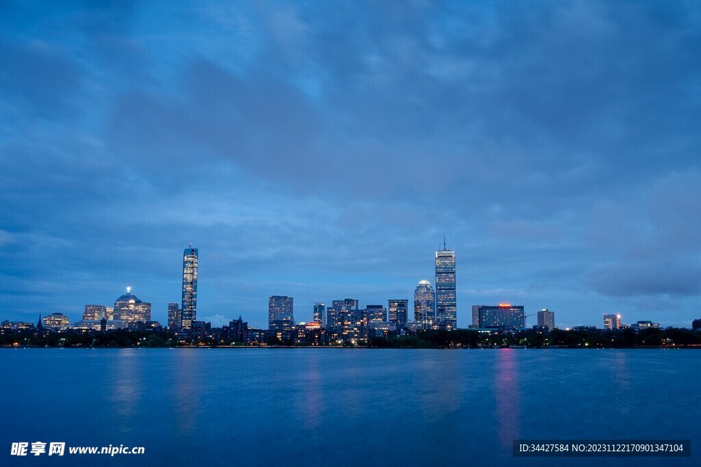 海边楼宇夜景