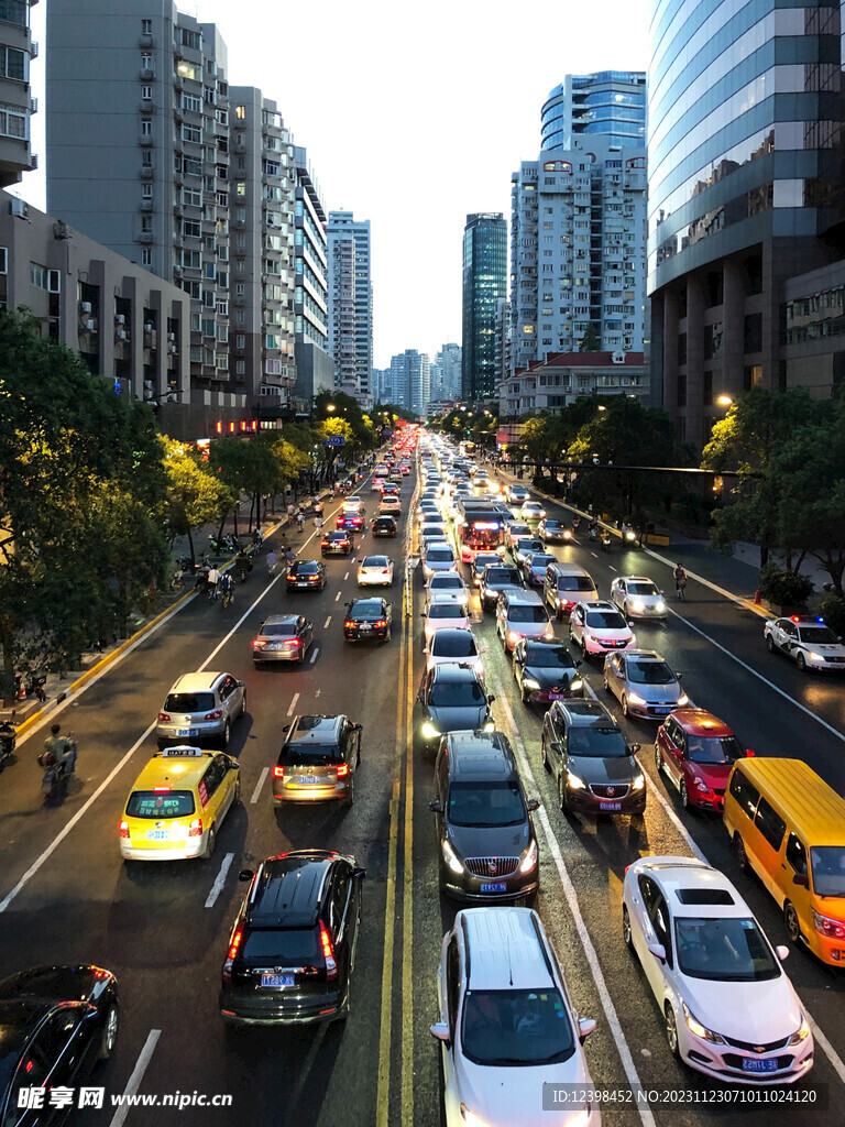 城市道路车水马龙