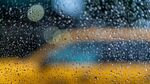 雨天窗外灯光