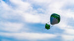山东威海公园蓝天白云彩色气球