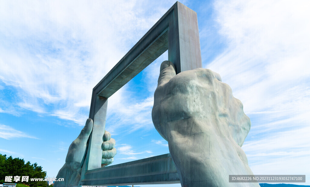 山东威海威海公园主题雕塑画中画