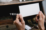 手拿名片