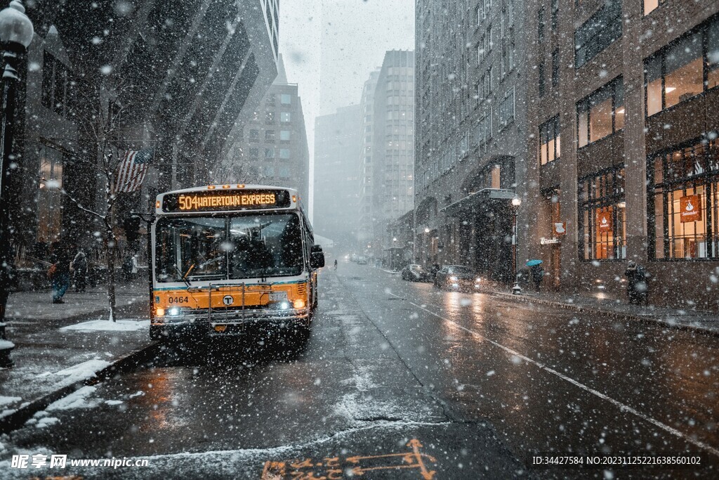 下雪的街景和公交车