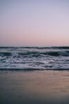 沙滩上的海浪泡沫