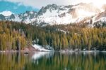 雪山湖景