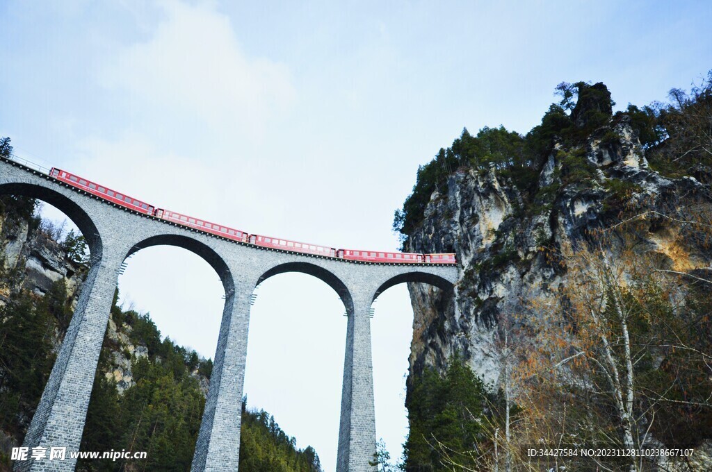 山间铁路火车