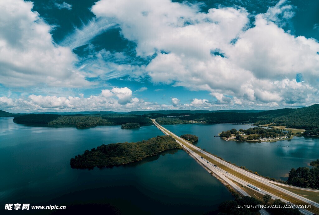 湖泊和道路风景