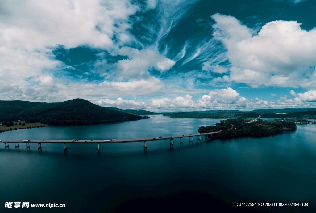 湖泊风景和桥梁建筑