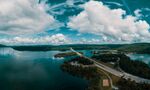 湖泊和道路风景