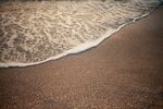 沙滩上的海浪泡沫