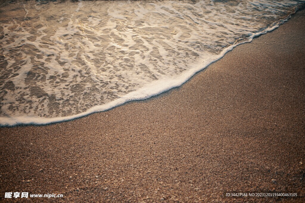 沙滩上的海浪泡沫