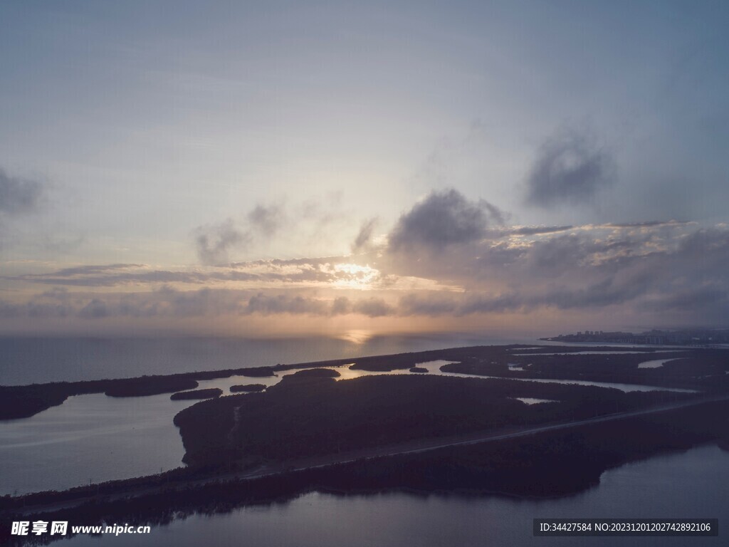 日出湖泊风景