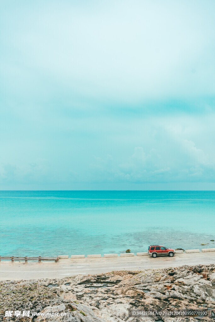 海岸边的越野车