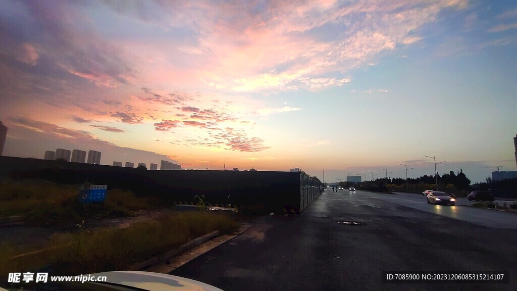 夕阳下公路边蓝天白云彩色云层