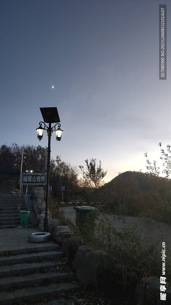 山顶月光下的路灯手机拍摄照片