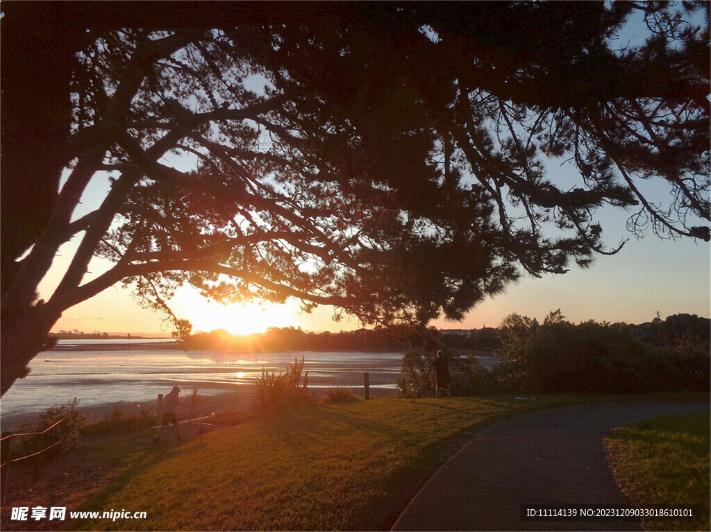 海滨小镇夕阳风景