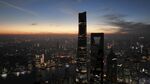 落日傍晚的上海中心环球金融大厦