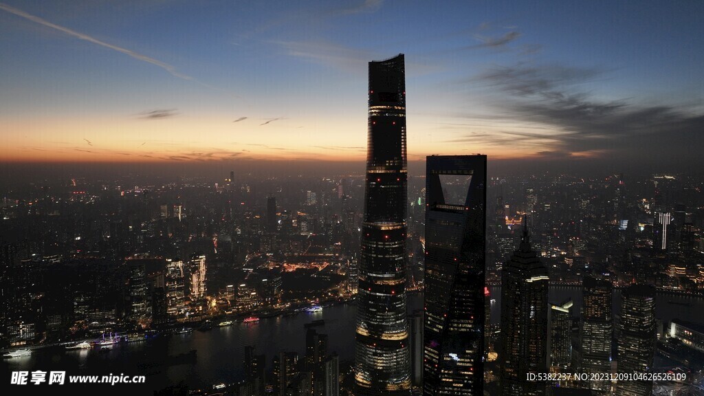 落日傍晚的上海中心环球金融大厦