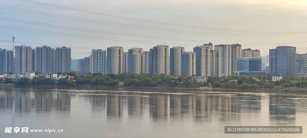 河岸边的建筑群