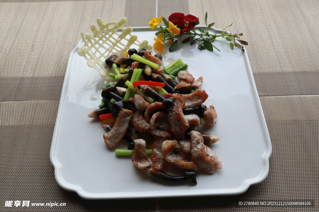 鸡丝菌炒猪豚肉