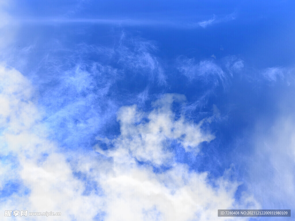蓝色白云背景