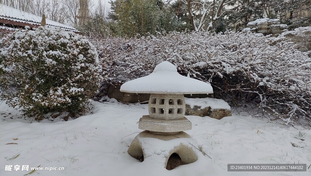 雪花雪景石头路灯