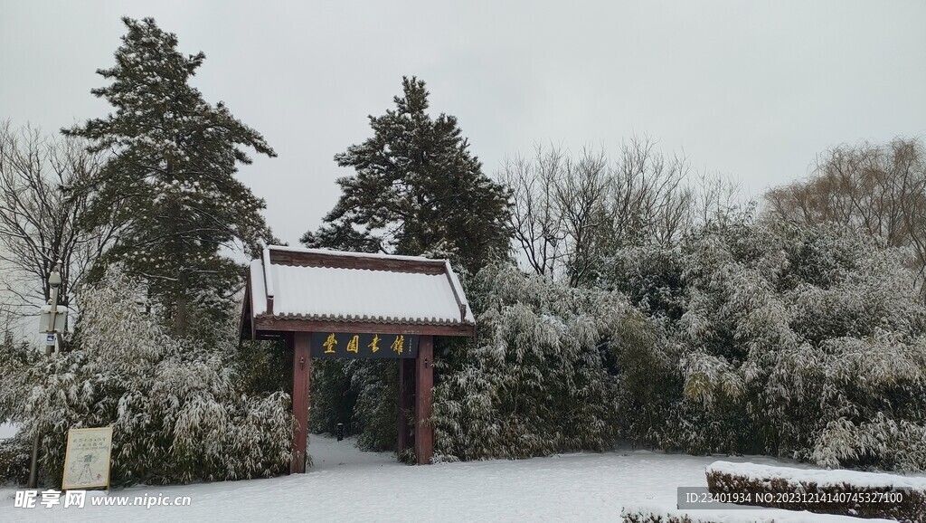 雪景复古建筑门楼