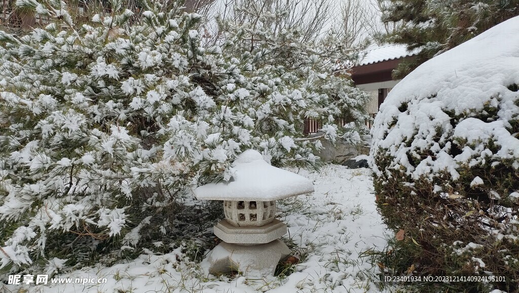 冬季雪景雪天复古石头路灯