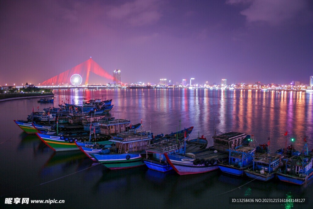 海边城市夜景