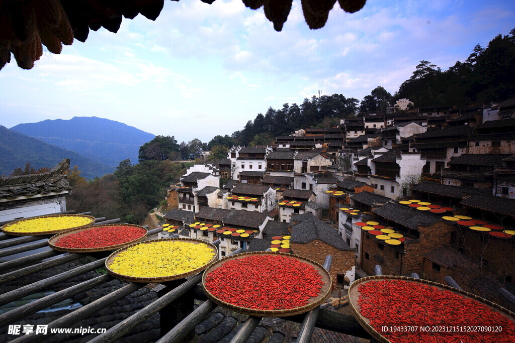 江西婺源篁岭古村落晒秋风景