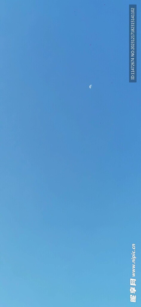 蓝天挂月