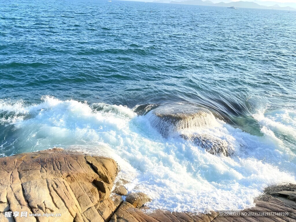 海浪拍岸