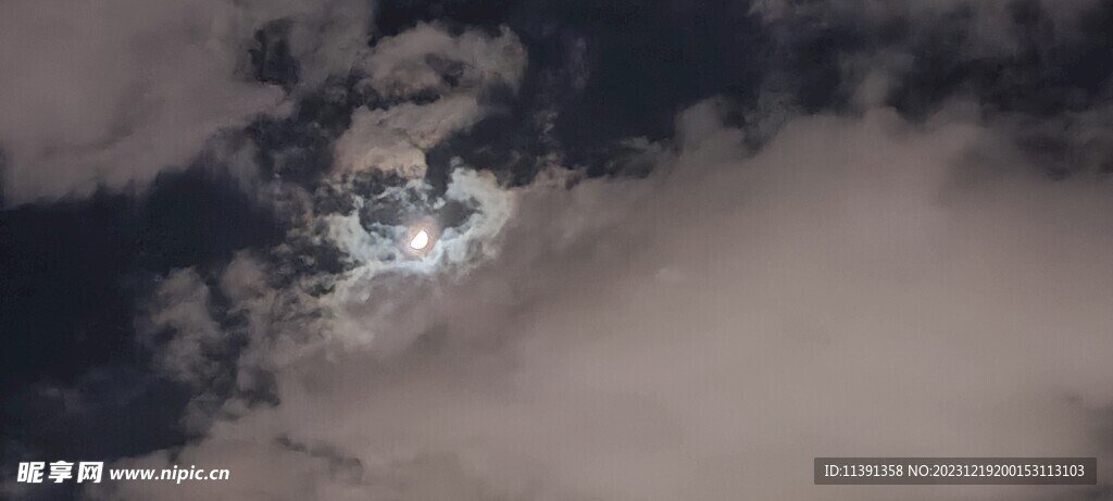 月光下的白云