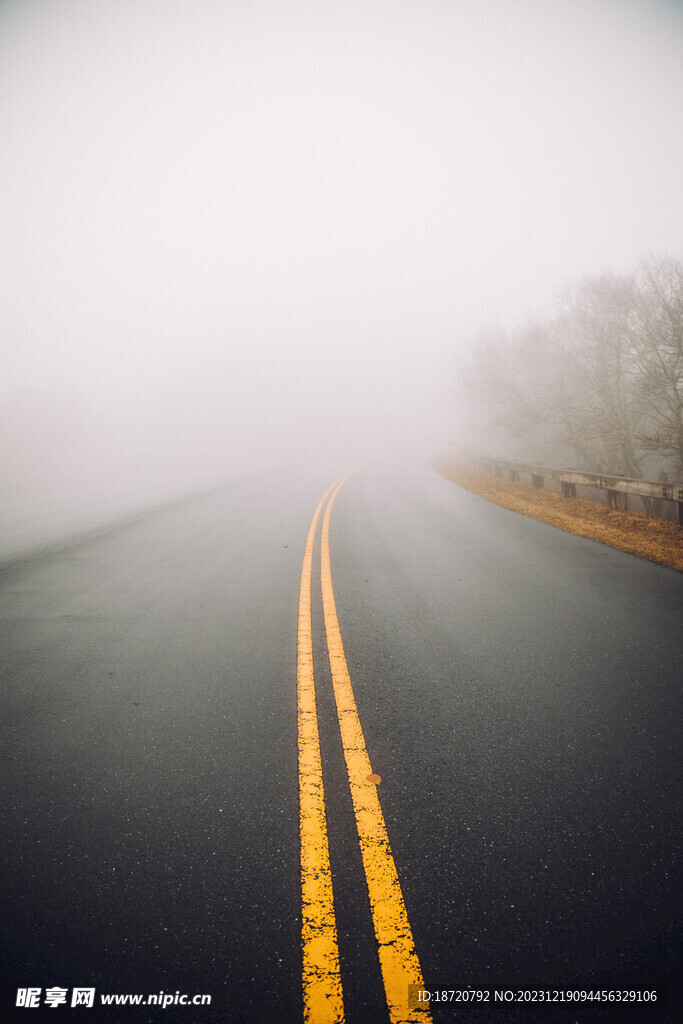 云雾道路图片