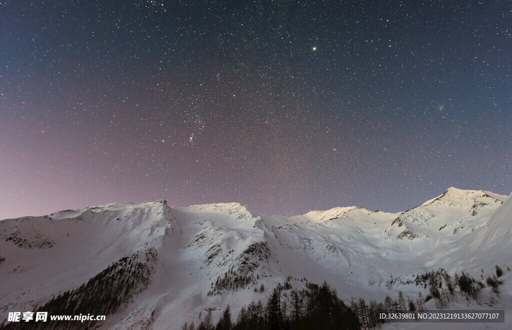 夜色中的雪山